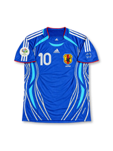 サッカー日本代表 2006年ドイツワールドカップ ホームユニフォーム レプリカモデル 中村俊輔10番 adidas製ジャパンブルーのボディにホワイトとライトブルーの流線型サイドグラフィック、ホワイトのスリーストライプス、レッドの襟袖トリム、JFA八咫烏エンブレムとワールドカップ大会袖パッチを配したレトロサッカージャージ