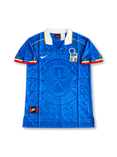 イタリア代表 1995/96シーズン ホームユニフォーム レプリカモデル Nike製アズーロブルーのボディに幾何学模様と大型FIGCエンブレムのジャカード柄、ホワイトのポロカラー、ゴールドのショルダーパイピング、グリーン・ホワイト・レッドのトリコロール袖口、三つ星入りイタリア代表エンブレムを配したレトロサッカージャージ