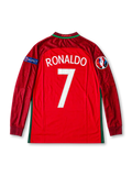 ポルトガル代表 2016年UEFA欧州選手権決勝 フランス戦仕様 ホーム長袖ユニフォーム クリスティアーノ・ロナウド7番 Nike製クリムゾンレッドのボディにダークレッドの長袖、グリーンのサイドライン、ホワイトの胸番号7、ポルトガル代表エンブレム、決勝戦の日付と開催地を示すゴールドの記念プリント、EURO2016大会パッチとUEFA RESPECT袖パッチを配したレトロサッカージャージ