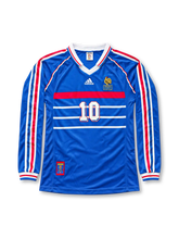 フランス代表 1998年フランスワールドカップ ホーム長袖ユニフォーム ジネディーヌ・ジダン10番 adidas製ロイヤルブルーのボディにレッドの胸元の横帯とホワイトの水平ライン、トリコロールのスリーストライプス、ホワイトのポロカラーと長袖リブ、フランス代表FFFエンブレム、胸番号10、背面のZIDANEネームと10番を配したレトロサッカージャージ