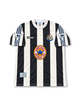 ニューカッスル・ユナイテッド 1995〜1997年 ホームユニフォーム アラン・シアラー9番 adidas製ブラックとホワイトの太い縦縞デザインにホワイトのボタン付きスタンドカラー、ネイビーのスリーストライプス、円形Newcastle Brown Aleスポンサーロゴ、クラブエンブレム、プレミアリーグ袖パッチ、背面のSHEARERネームと9番を配したレトロサッカージャージ