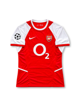 アーセナルFC 2002〜2004年 ホームユニフォーム ティエリ・アンリ14番 Nike製レッドのボディにホワイトの袖とクルーネック、ホワイトの裾ライン、大きなO2スポンサーロゴ、アーセナルのクラブエンブレム、背面のHENRYネームと14番を配したレトロサッカージャージ