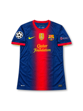 FCバルセロナ 2011/12シーズン ホームユニフォーム オーセンティックモデル リオネル・メッシ10番 Nike製レッドとブルーの細い縦縞デザインにブルーの半袖、レッドのクルーネック、イエローのNikeロゴとQatar Foundationスポンサーロゴ、FCバルセロナのクラブエンブレム、背面のMESSIネームと10番を配したレトロサッカージャージ
