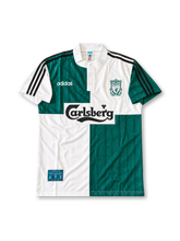 リヴァプールFC 1995/96シーズン アウェイユニフォーム adidas製ダークグリーンとホワイトの四分割デザインに同色系の縦ストライプ柄、ホワイトのボタン付きスタンドカラー、ブラックのスリーストライプス、ブラックのCarlsbergスポンサーロゴ、リヴァプールのクラブエンブレムを配したレトロサッカージャージ
