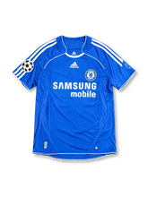 チェルシーFC 2006/07シーズン ホームユニフォーム ディディエ・ドログバ11番。adidas製のロイヤルブルーのボディにホワイトの肩のスリーストライプと曲線状のパイピングを施し、胸元にチェルシーのクラブエンブレム、adidasロゴ、SAMSUNG mobileのスポンサーロゴを配したレトロサッカージャージ。