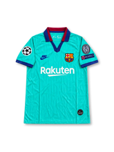 FCバルセロナ 2019/20シーズン サードユニフォーム リオネル・メッシ10番。Nike製ターコイズブルーのボディに幾何学模様を施し、ネイビーとエンジの襟、ネイビーの袖口、胸元のクラブエンブレムとNikeロゴ、ホワイトのRakutenスポンサーロゴを配したレトロサッカージャージ。UEFAチャンピオンズリーグの袖章とRESPECTパッチ、5回優勝バッジを備え、背面にMESSIのネームと10番、UNICEFロゴをあしらったデザイン。