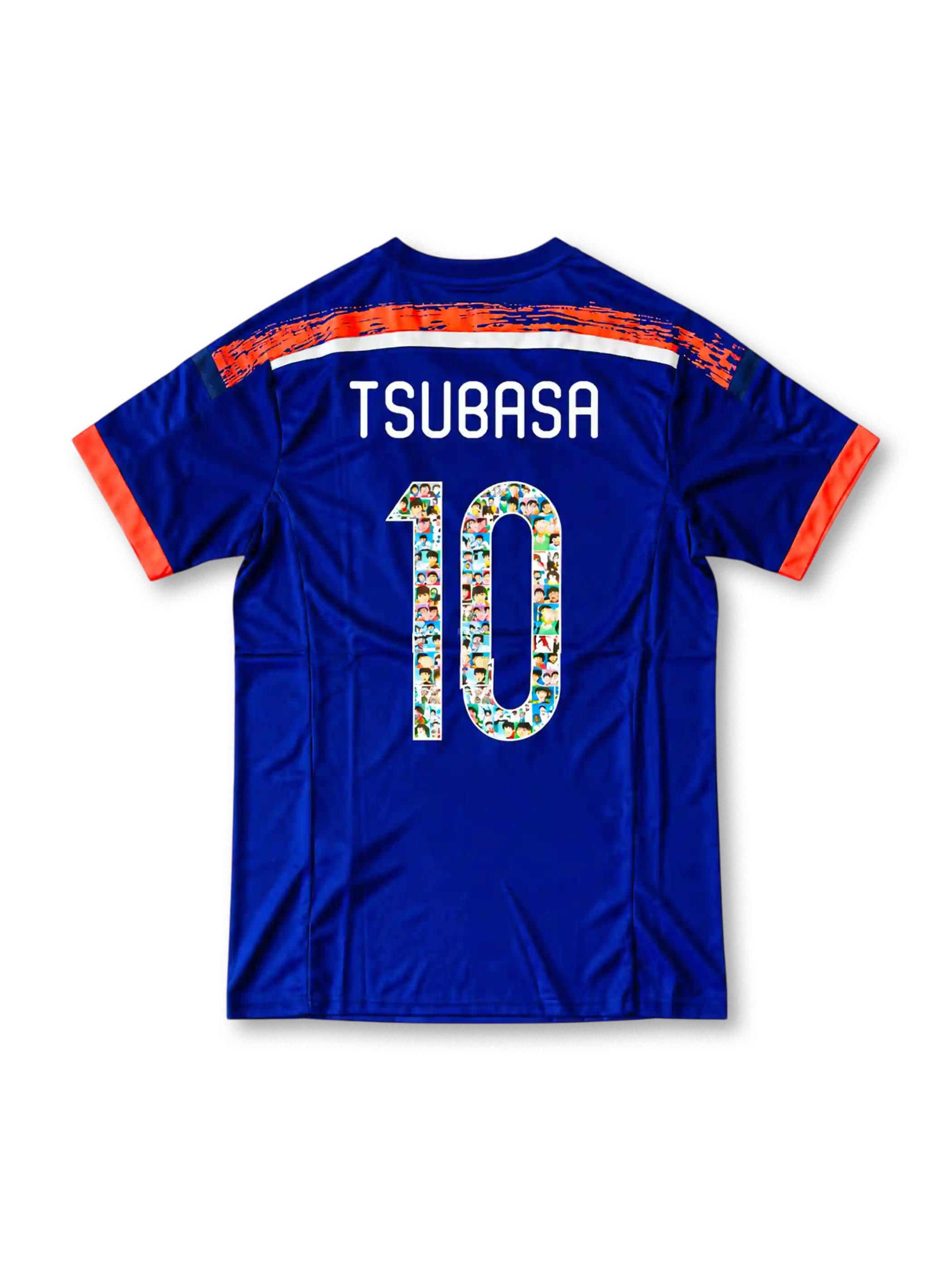 日本代表 2018年 ホームユニフォーム キャプテン翼10番 スペシャルエディション。濃いジャパンブルーのボディに刺し子風の縦ライン柄、ホワイトの肩のスリーストライプ、レッドの縁取りを施したVネックを組み合わせ、胸元に日本国旗、JFAエンブレム、adidasロゴ、キャプテン翼の漫画イラスト入り10番を配したサッカージャージ。両袖にはキャプテン翼とLiving Football FIFAのデザインパッチをあしらった特別仕様。