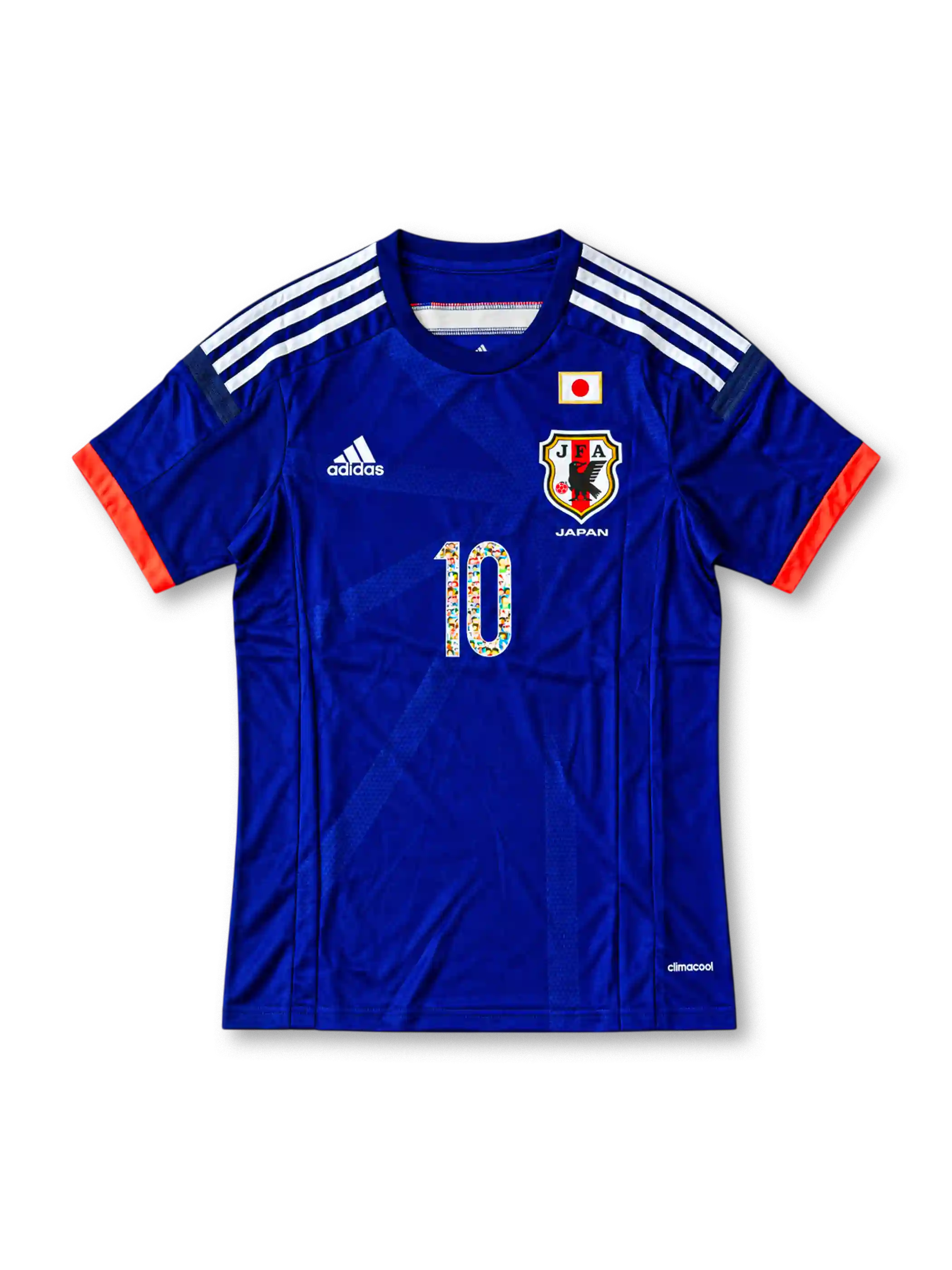 日本代表 2018年 ホームユニフォーム キャプテン翼10番 スペシャルエディション。濃いジャパンブルーのボディに刺し子風の縦ライン柄、ホワイトの肩のスリーストライプ、レッドの縁取りを施したVネックを組み合わせ、胸元に日本国旗、JFAエンブレム、adidasロゴ、キャプテン翼の漫画イラスト入り10番を配したサッカージャージ。両袖にはキャプテン翼とLiving Football FIFAのデザインパッチをあしらった特別仕様。