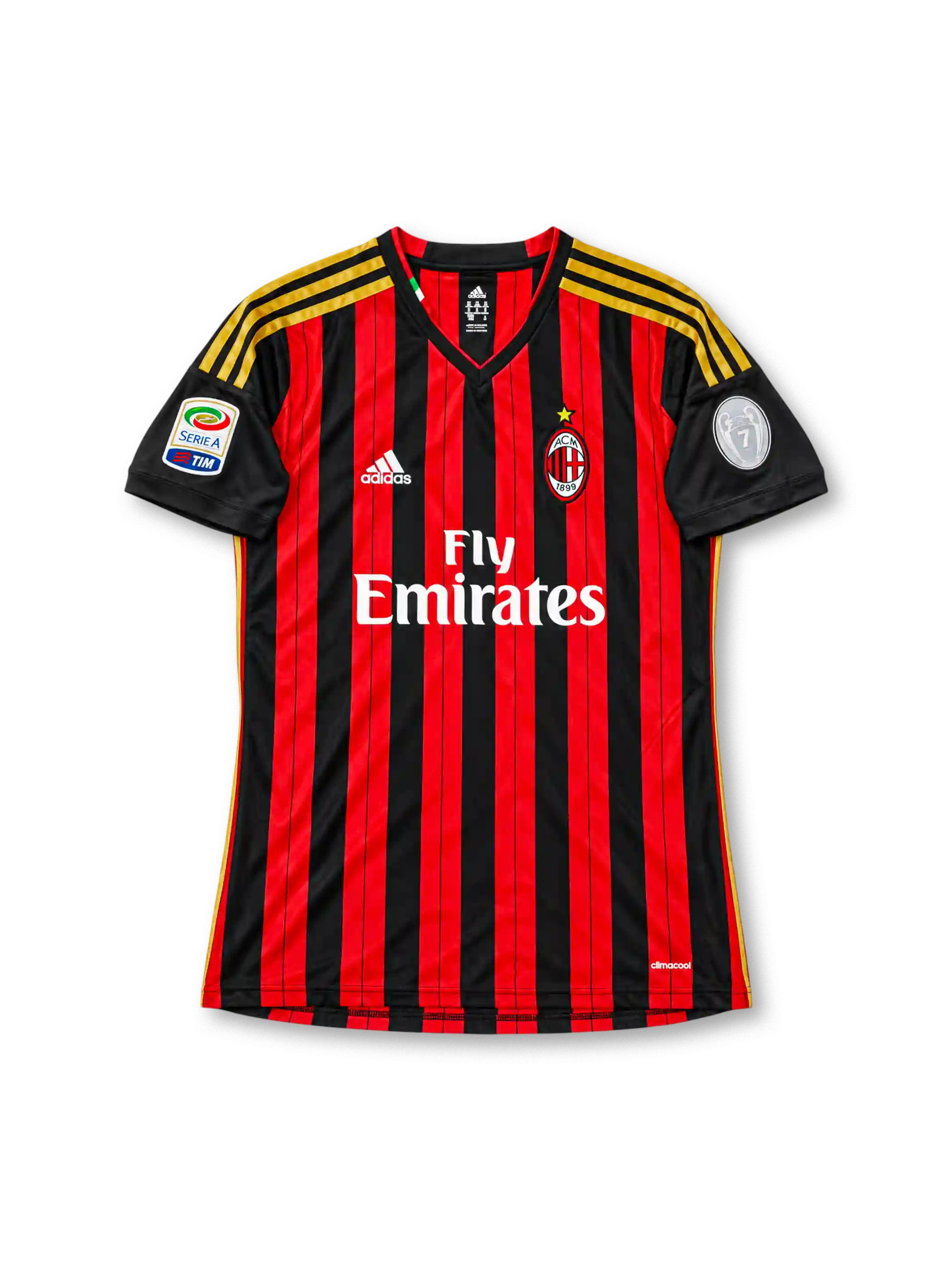 ACミラン 2013/14シーズン ホームユニフォーム カカ22番。adidas製のレッドとブラックの縦ストライプに、ブラックの袖、レッドのアクセントを加えたVネック、ゴールドの肩のスリーストライプを組み合わせたレトロサッカージャージ。胸元にはadidasロゴ、ゴールドスター付きのクラブエンブレム、ホワイトのFly Emiratesスポンサーロゴを配置。両袖にセリエAと欧州大会7回優勝を示すデザインパッチを備え、背面にKAKA'のネームとホワイトの22番を配したモデル。