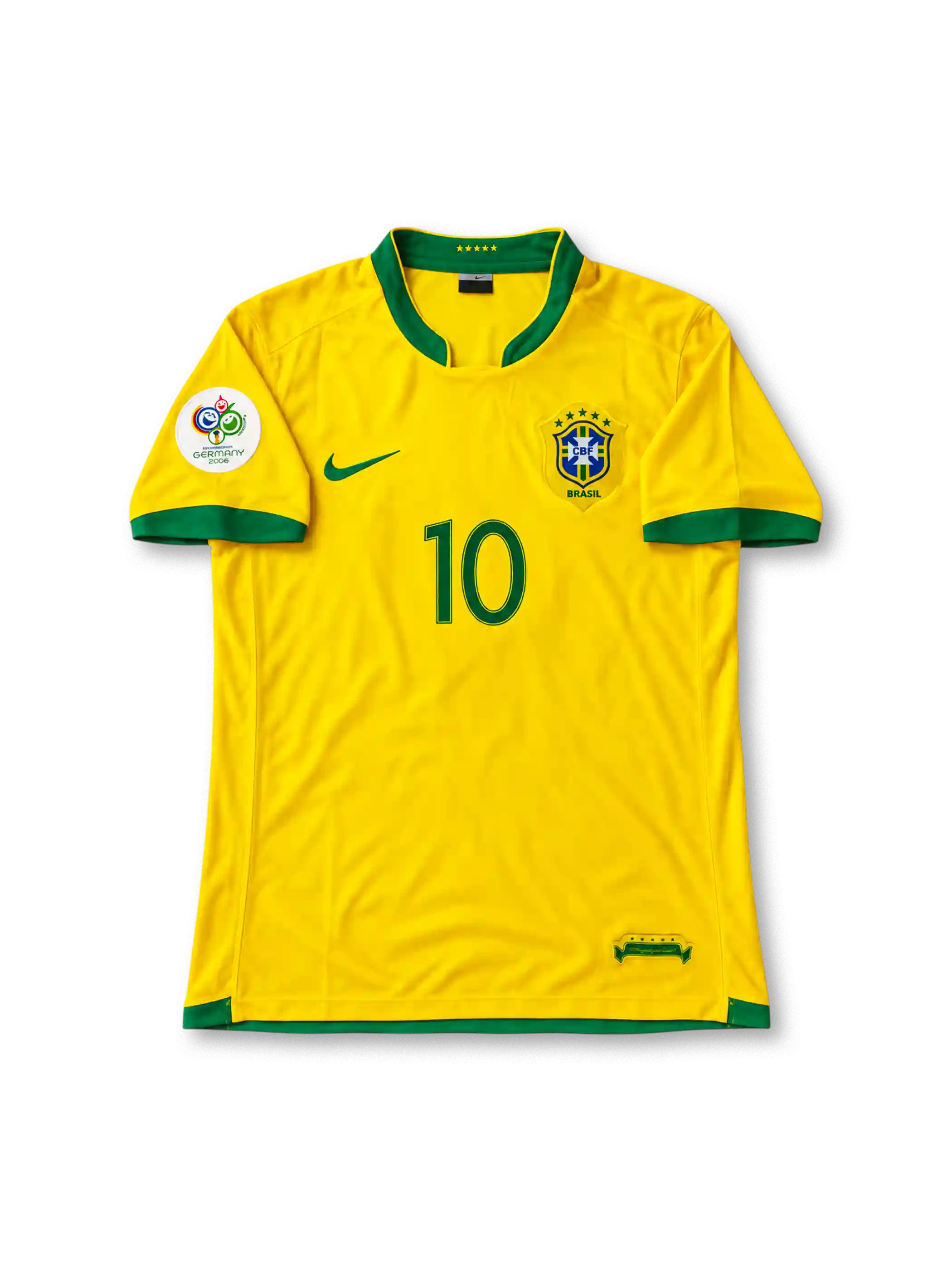 ブラジル代表 2006年ワールドカップ ホームユニフォーム ロナウジーニョ10番。Nike製のカナリアイエローのボディにグリーンのVネックと袖口を組み合わせ、胸元にグリーンのNikeロゴ、5つ星付きCBFエンブレム、グリーンの10番を配したレトロサッカージャージ。ドイツワールドカップ2006の袖章を備え、背面にはRONALDINHOのネームとグリーンの10番をあしらったデザイン。