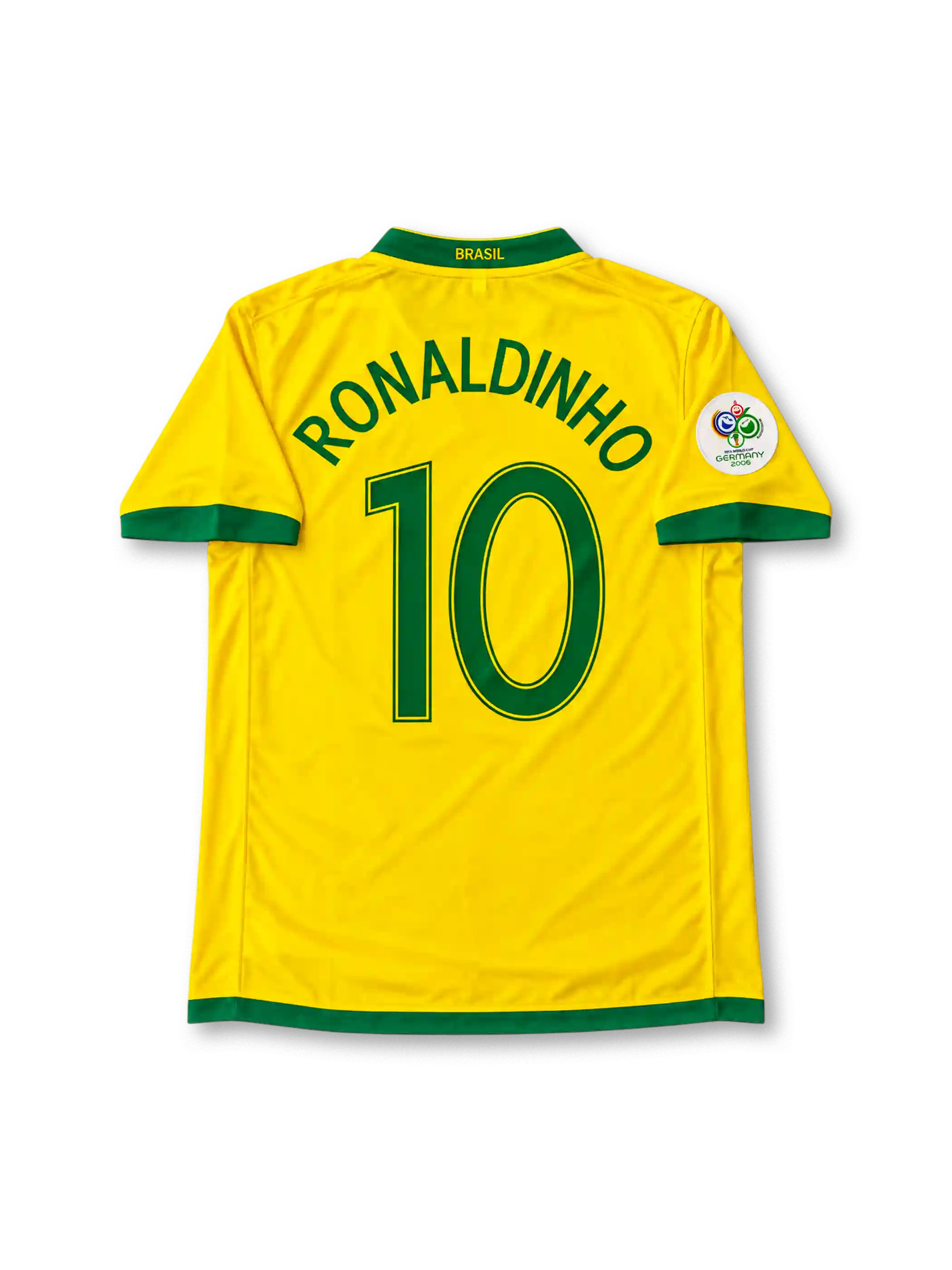ブラジル代表 2006年ワールドカップ ホームユニフォーム ロナウジーニョ10番。Nike製のカナリアイエローのボディにグリーンのVネックと袖口を組み合わせ、胸元にグリーンのNikeロゴ、5つ星付きCBFエンブレム、グリーンの10番を配したレトロサッカージャージ。ドイツワールドカップ2006の袖章を備え、背面にはRONALDINHOのネームとグリーンの10番をあしらったデザイン。