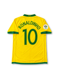 ブラジル代表 2006年ワールドカップ ホームユニフォーム ロナウジーニョ10番。Nike製のカナリアイエローのボディにグリーンのVネックと袖口を組み合わせ、胸元にグリーンのNikeロゴ、5つ星付きCBFエンブレム、グリーンの10番を配したレトロサッカージャージ。ドイツワールドカップ2006の袖章を備え、背面にはRONALDINHOのネームとグリーンの10番をあしらったデザイン。