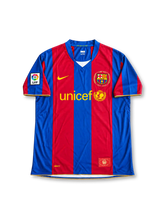 FCバルセロナ 2016/17シーズン ホームユニフォーム リオネル・メッシ10番。Nike製のブルーとレッドの縦ストライプに細かなピンストライプ柄を重ね、ダークブルーの肩と袖、シンプルな丸襟を組み合わせたレトロサッカージャージ。胸元にはイエローのNikeロゴ、FCバルセロナのクラブエンブレム、ホワイトのQatar Airwaysスポンサーロゴを配置。UEFAチャンピオンズリーグの袖章、RESPECTパッチと5回優勝バッジを備え、背面にはMESSIのネーム、イエローの10番、UNICEFロゴを配したデザイン。