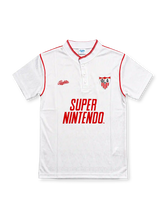 セビージャFC 1992/93シーズン ホームユニフォーム 背番号10。ホワイトのボディにレッドの細いパイピングを肩と袖に配し、ボタン付きのクラシックなスタンドカラーと同色の織り柄を組み合わせたレトロサッカージャージ。胸元にはセビージャFCのクラブエンブレム、レッドの筆記体ブランドロゴ、大きなSUPER NINTENDOスポンサーロゴを配置。背面は選手名を入れず、レッドの10番と番号下部の筆記体ロゴをあしらった1990年代初頭のデザイン。