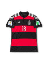 ドイツ代表 2014年ブラジルワールドカップ アウェイユニフォーム トニ・クロース18番。adidas製のブラックとレッドの太い横ボーダーに、ボタン付きのブラックのスタンドカラーとホワイトの肩のスリーストライプを組み合わせたレトロサッカージャージ。胸元にはホワイトのadidasロゴ、3つのチャンピオンスター付きドイツサッカー連盟エンブレム、ホワイトの18番を配置。袖には2014年ワールドカップとFootball for Hopeのパッチを備え、背面にはKROOSのネームとホワイトの18番、襟下にはDIE NATIONALMANNSCHAFTの文字を配したデザイン。