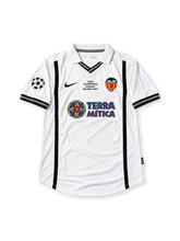 Valencia 2000-01 Champions League final white jersey featuring Kily González #18, black vertical side stripes, Nike logo, Valencia CF crest, Terra Mítica sponsor, and Milano 2001 commemorative detailing.
