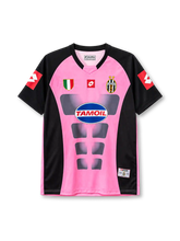 Juventus 2002-03 away jersey, front view, pink body with black raglan sleeves and side panels, black V-neck collar, grey muscle-shaped graphic panels, red Lotto logos on sleeves and centre chest, scudetto shield on right chest, oval Juventus crest with two gold stars on left chest, TAMOIL oval sponsor logo, woven authenticity tag at hem