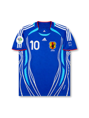 Front view of Japan 2006 World Cup home shirt with blue body, Japan crest, #10 chest number, Germany 2006 tournament patch, and white side graphics.