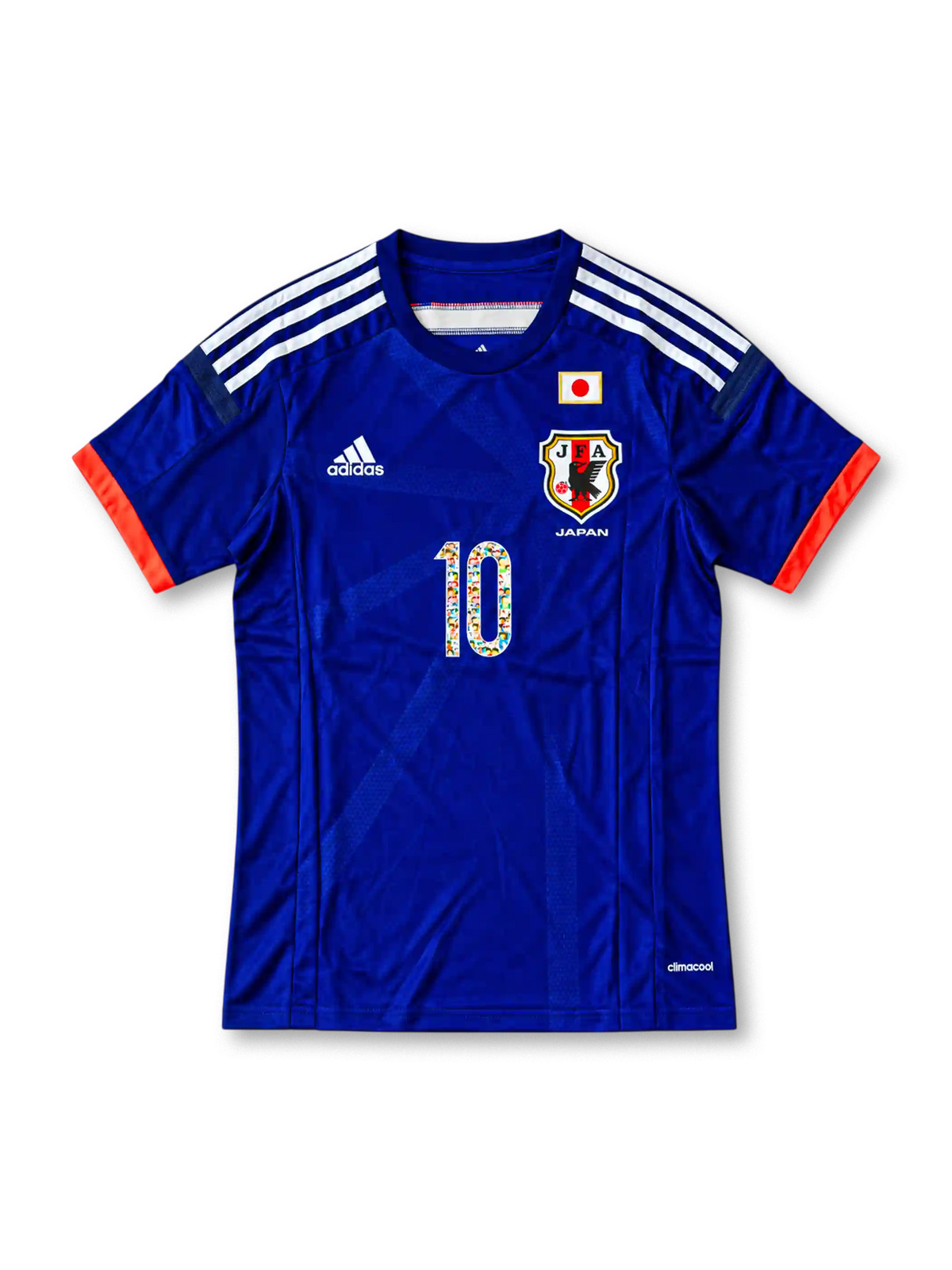 日本代表 2018年 ホームユニフォーム キャプテン翼10番 スペシャルエディション。濃いジャパンブルーのボディに刺し子風の縦ライン柄、ホワイトの肩のスリーストライプ、レッドの縁取りを施したVネックを組み合わせ、胸元に日本国旗、JFAエンブレム、adidasロゴ、キャプテン翼の漫画イラスト入り10番を配したサッカージャージ。両袖にはキャプテン翼とLiving Football FIFAのデザインパッチをあしらった特別仕様。