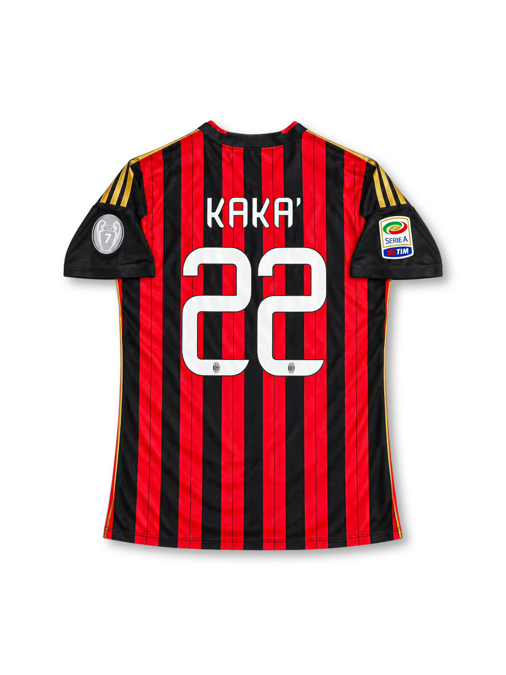 ACミラン 2013/14シーズン ホームユニフォーム カカ22番。adidas製のレッドとブラックの縦ストライプに、ブラックの袖、レッドのアクセントを加えたVネック、ゴールドの肩のスリーストライプを組み合わせたレトロサッカージャージ。胸元にはadidasロゴ、ゴールドスター付きのクラブエンブレム、ホワイトのFly Emiratesスポンサーロゴを配置。両袖にセリエAと欧州大会7回優勝を示すデザインパッチを備え、背面にKAKA'のネームとホワイトの22番を配したモデル。