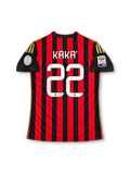 ACミラン 2013/14シーズン ホームユニフォーム カカ22番。adidas製のレッドとブラックの縦ストライプに、ブラックの袖、レッドのアクセントを加えたVネック、ゴールドの肩のスリーストライプを組み合わせたレトロサッカージャージ。胸元にはadidasロゴ、ゴールドスター付きのクラブエンブレム、ホワイトのFly Emiratesスポンサーロゴを配置。両袖にセリエAと欧州大会7回優勝を示すデザインパッチを備え、背面にKAKA'のネームとホワイトの22番を配したモデル。