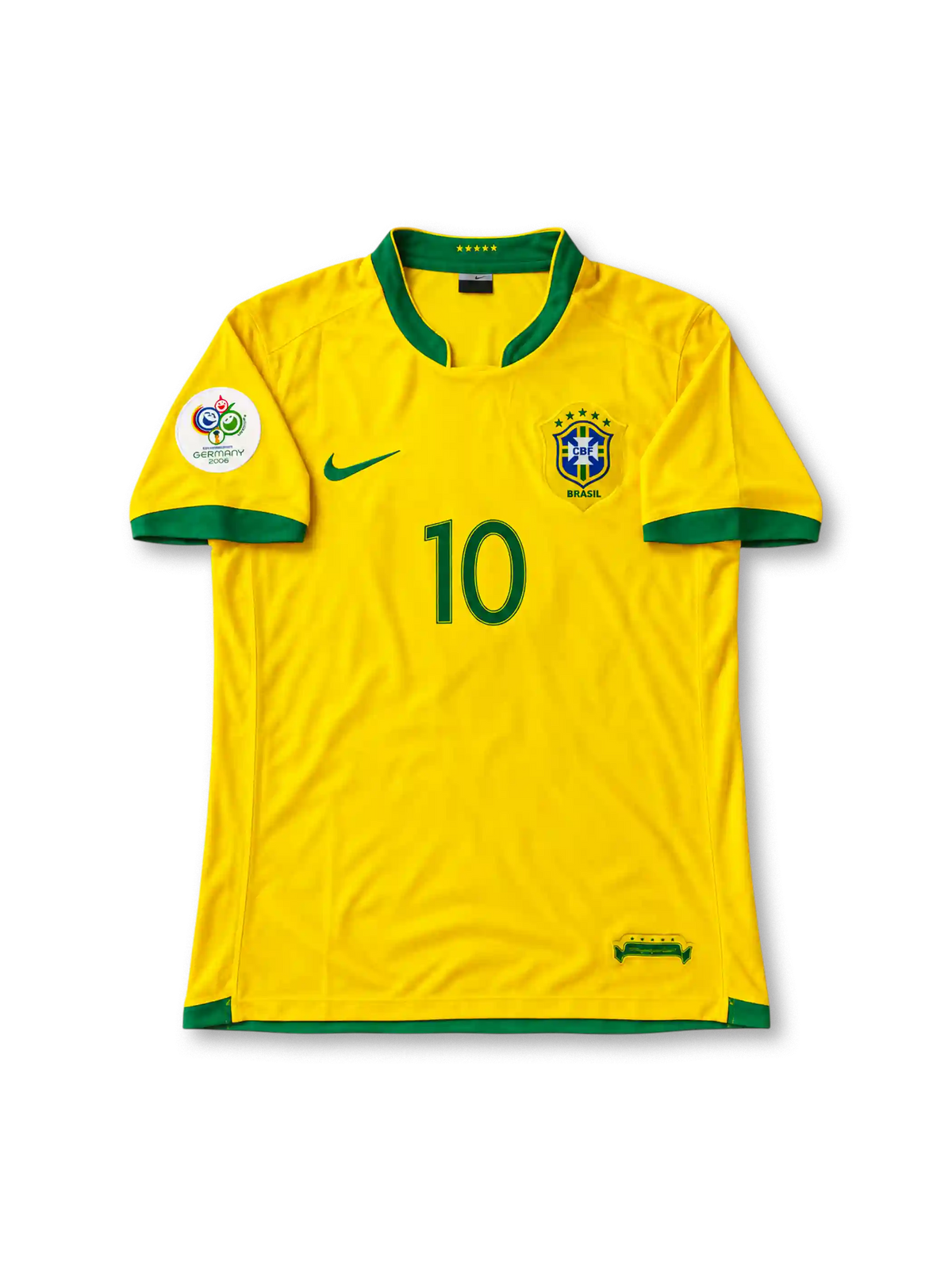ブラジル代表 2006年ワールドカップ ホームユニフォーム ロナウジーニョ10番。Nike製のカナリアイエローのボディにグリーンのVネックと袖口を組み合わせ、胸元にグリーンのNikeロゴ、5つ星付きCBFエンブレム、グリーンの10番を配したレトロサッカージャージ。ドイツワールドカップ2006の袖章を備え、背面にはRONALDINHOのネームとグリーンの10番をあしらったデザイン。