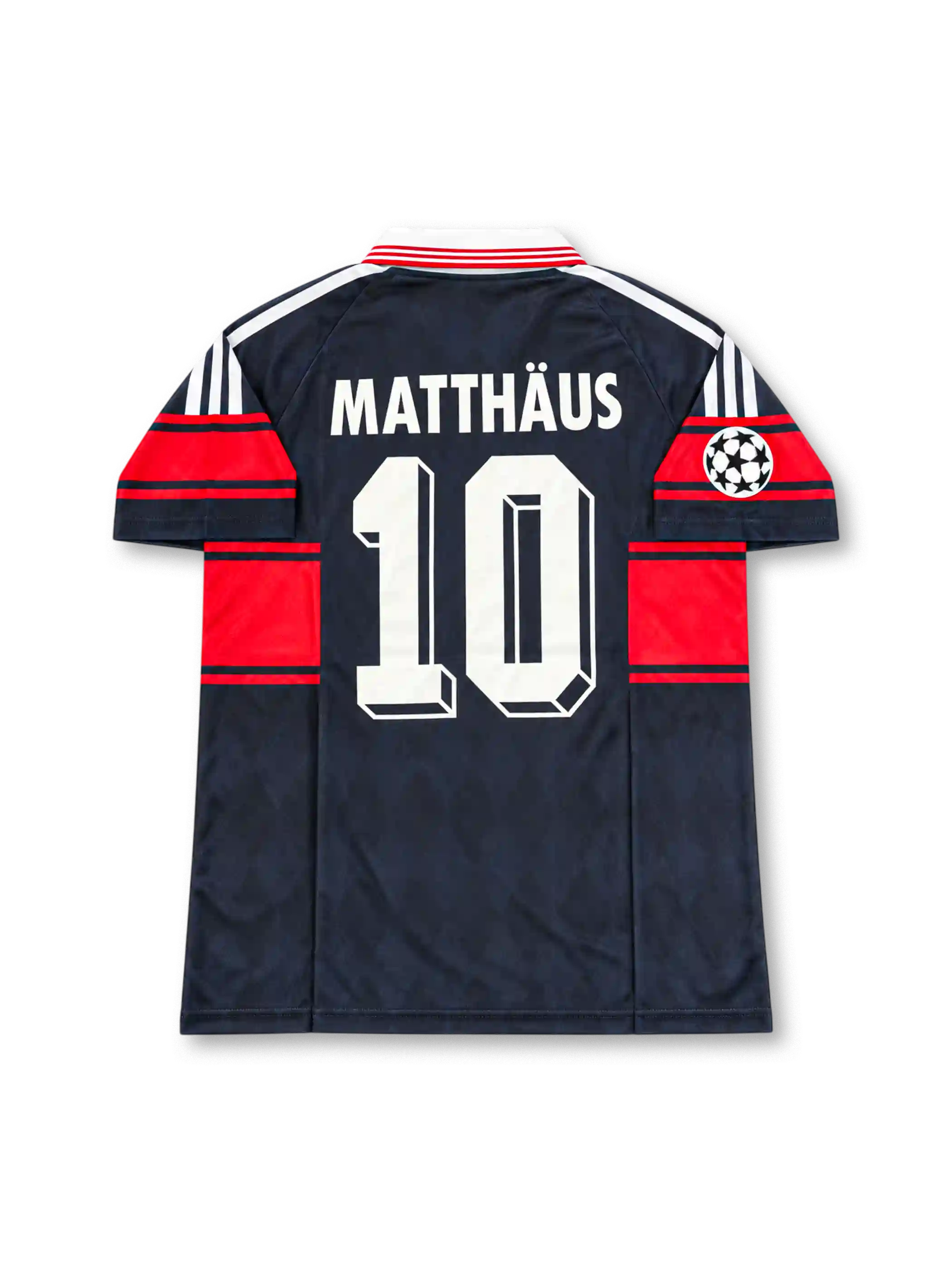 バイエルン・ミュンヘン 1997〜1999年 アウェイユニフォーム ローター・マテウス10番。adidas製のダークネイビーのボディにレッドの太い胸ラインと袖の切り替え、ホワイトの折り襟と肩のスリーストライプを組み合わせたレトロサッカージャージ。胸元にはadidasロゴ、バイエルンのクラブエンブレム、ホワイトのOPELスポンサーロゴを配置。UEFAチャンピオンズリーグの袖章を備え、背面にはMATTHÄUSのネームとホワイトの10番を配したデザイン。