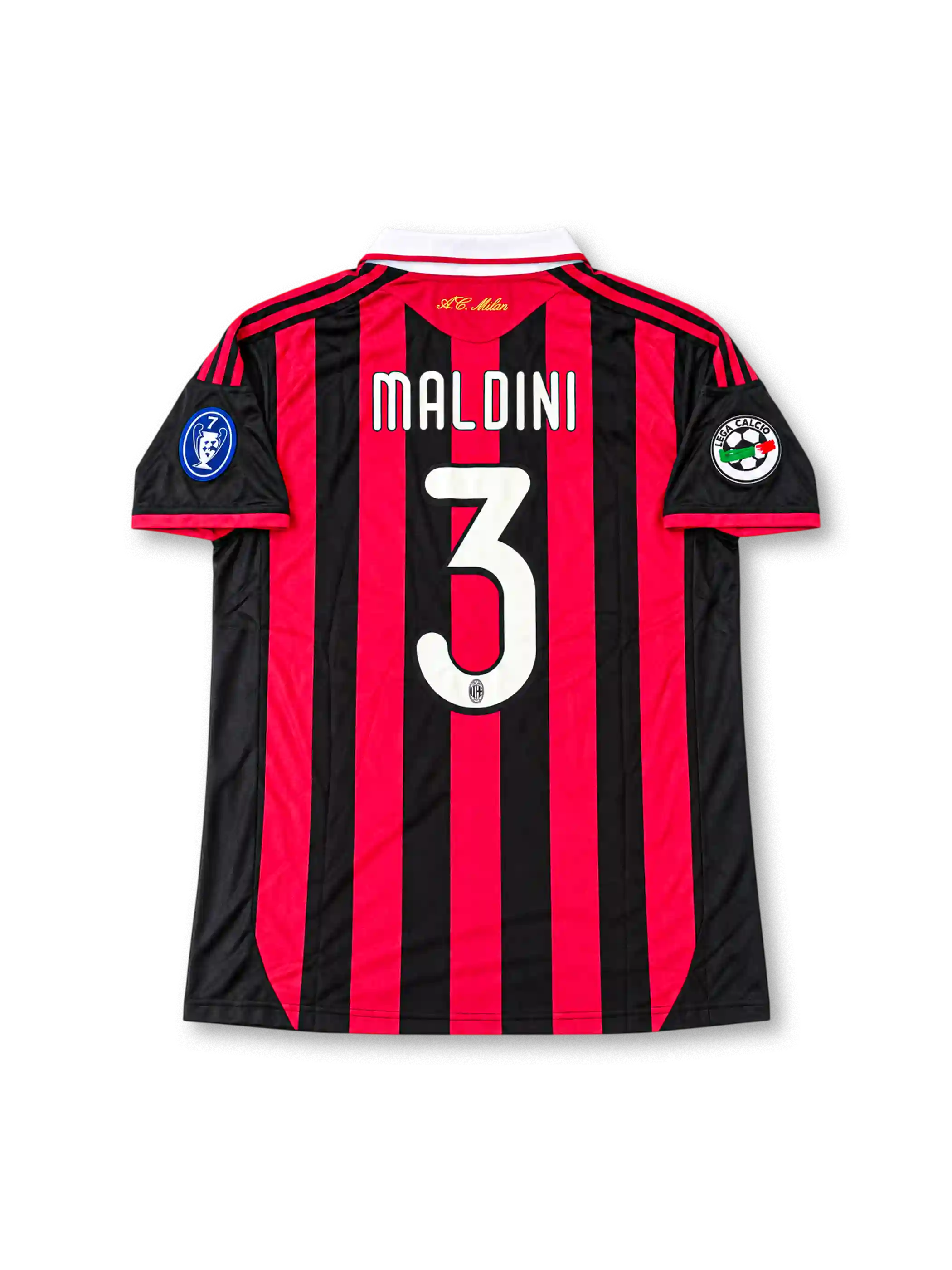 ACミラン パオロ・マルディーニ3番 レガシーエディションユニフォーム。adidas製の伝統的なレッドとブラックの縦ストライプに、ブラックの袖、ホワイトの折り襟、レッドの肩のスリーストライプを組み合わせたレトロサッカージャージ。胸元にはadidasロゴ、ACミランのクラブエンブレム、bwinスポンサーロゴを配置。袖には欧州7度制覇を記念するパッチとリーグパッチを備え、背面にはMALDINIのネームと3番、襟下には筆記体のAC Milanロゴをあしらった特別記念デザイン。