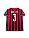 ACミラン パオロ・マルディーニ3番 レガシーエディションユニフォーム。adidas製の伝統的なレッドとブラックの縦ストライプに、ブラックの袖、ホワイトの折り襟、レッドの肩のスリーストライプを組み合わせたレトロサッカージャージ。胸元にはadidasロゴ、ACミランのクラブエンブレム、bwinスポンサーロゴを配置。袖には欧州7度制覇を記念するパッチとリーグパッチを備え、背面にはMALDINIのネームと3番、襟下には筆記体のAC Milanロゴをあしらった特別記念デザイン。