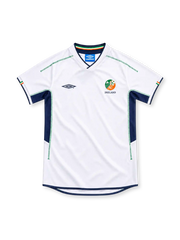 Ireland 2002 white away soccer jersey by Umbro with navy side panels, green piping, tricolor sleeve accents and FAI crest.
