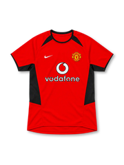 Manchester United 2002–04 red home short-sleeve jersey with black side panels, white Nike Swoosh, club crest and Vodafone sponsor.