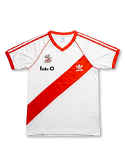 Front view of River Plate 1986 home shirt in white with red diagonal sash, Fate O sponsor, Trefoil-style logo, and red shoulder stripes.